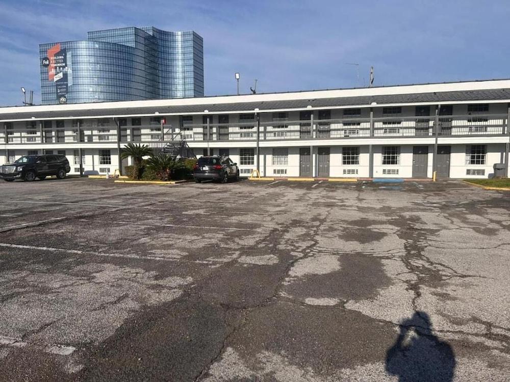 Causeway Inn - Metairie photo 8