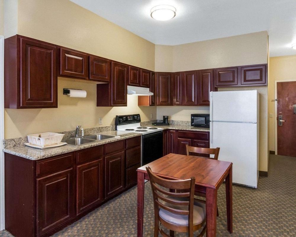 Quality Suites Midland North Loop 250 photo 31