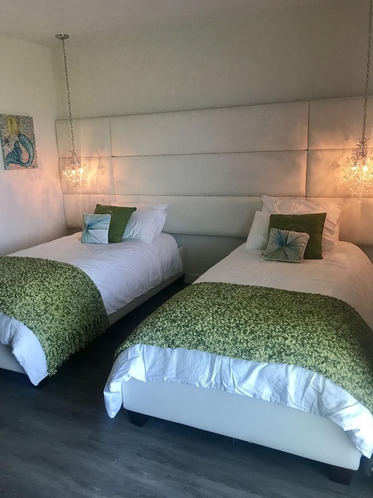 The Salty Mermaid Oceanfront Hotel photo 14