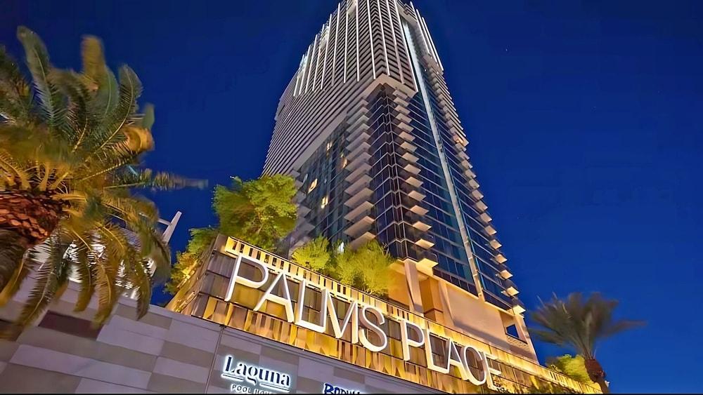 One Bedroom | 1.5 Baths & Living Room | Jet Tub – Palms Place StripSuite photo 1