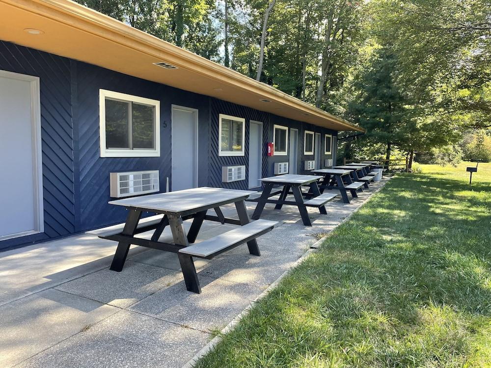Lake Bluff Inn and Suites photo 48