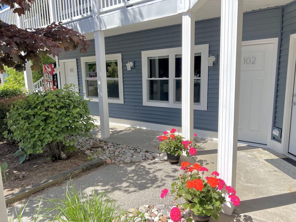 Empire Lakeshore Inn photo 47