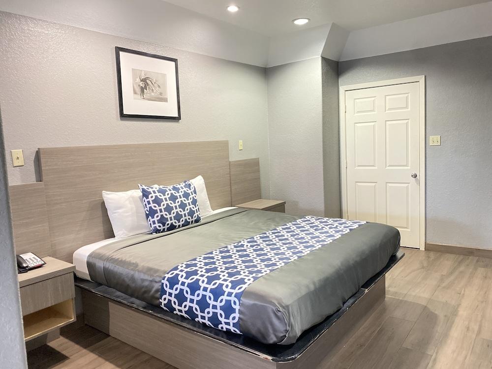 Island Suites photo 40
