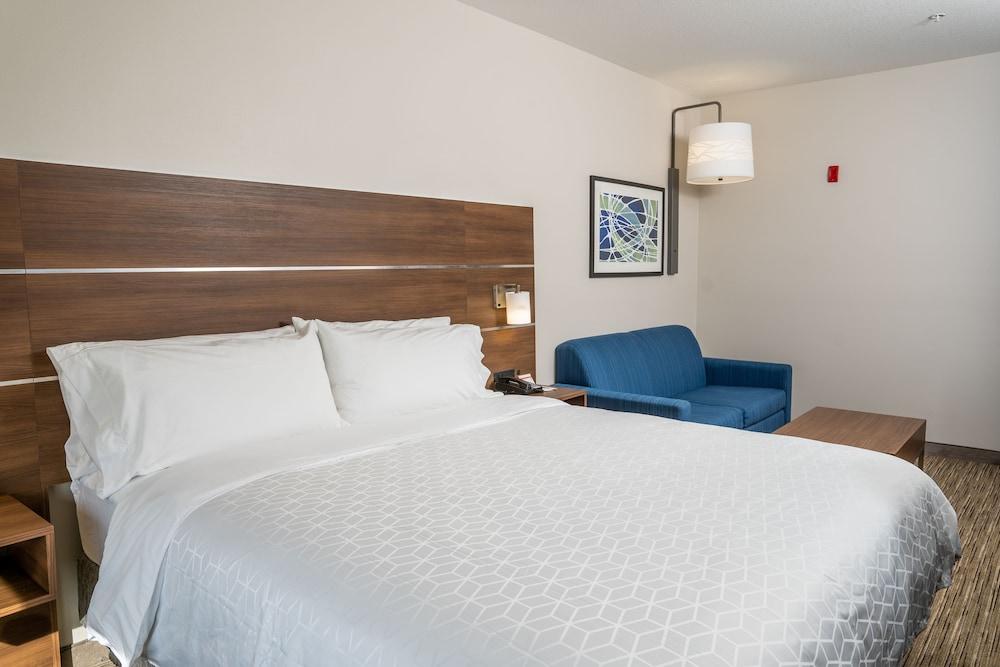 Holiday Inn Express & Suites Lake Forest by IHG photo 8