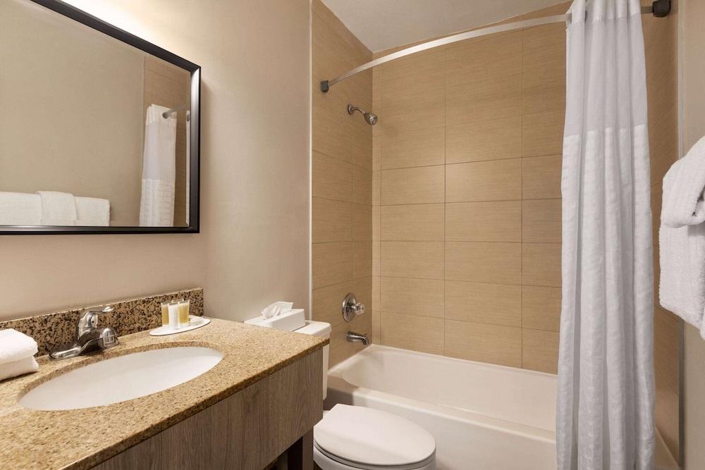 Days Inn by Wyndham Miami Airport North photo 27