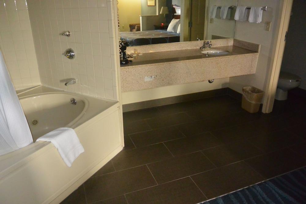 Days Inn by Wyndham Clarksville North photo 20