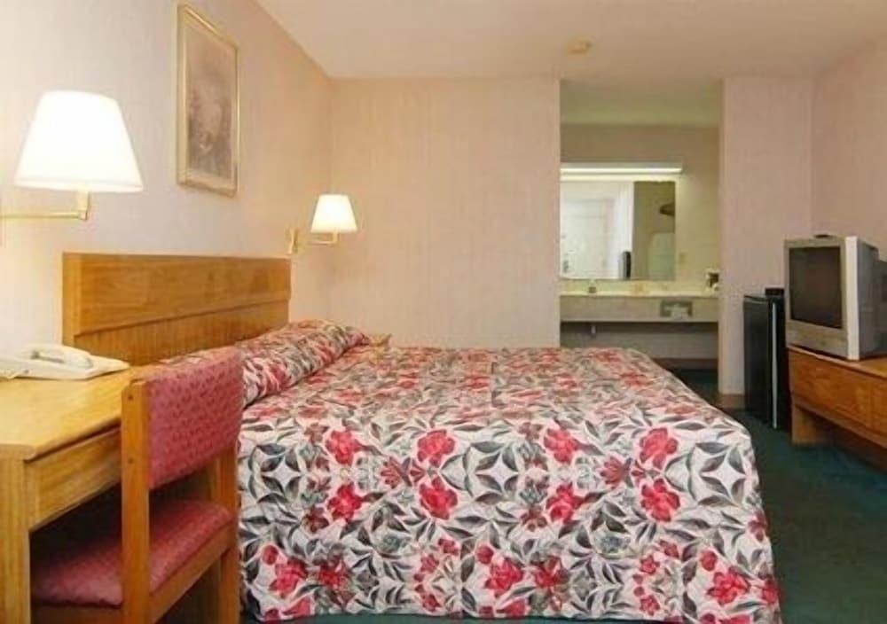 Econo Lodge Lanett photo 27