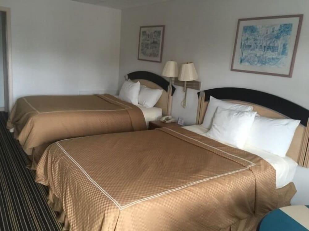 Scottish Inn & Suites photo 30