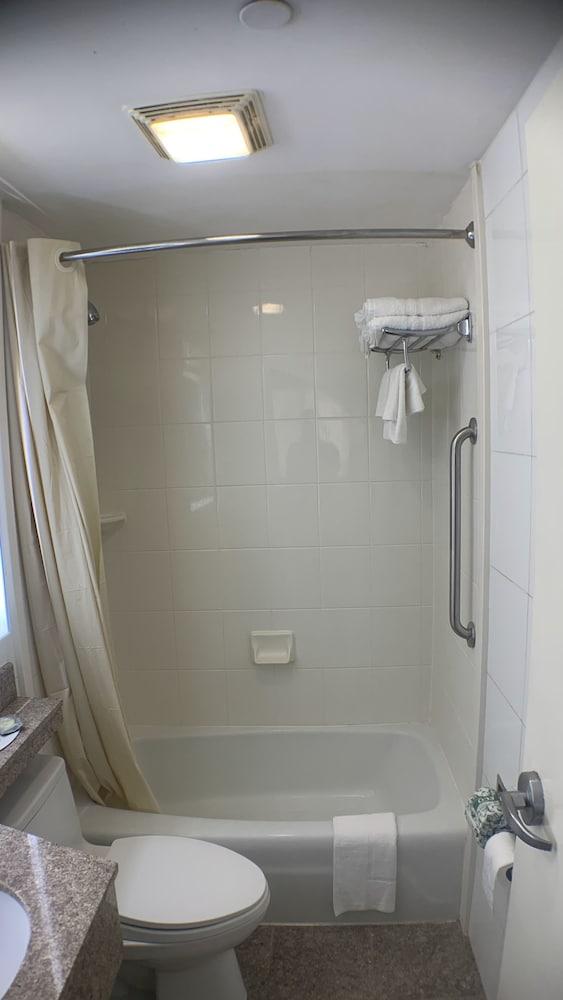 East  New York Inn photo 13