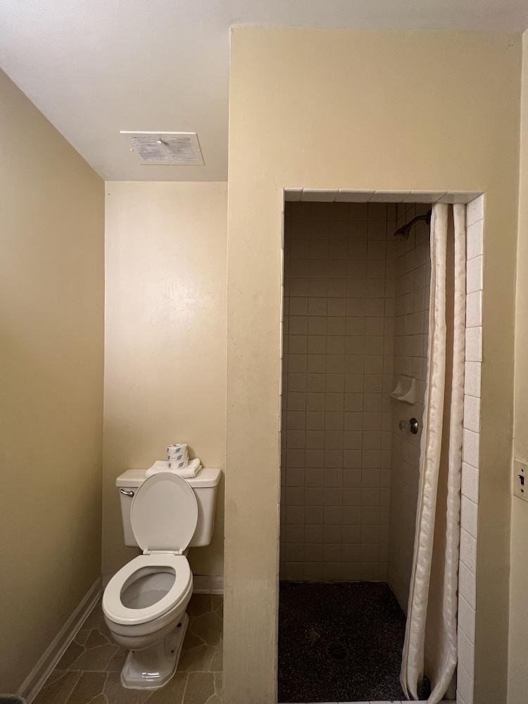 Relax Inn By OYO Natural Bridge I-81 photo 16
