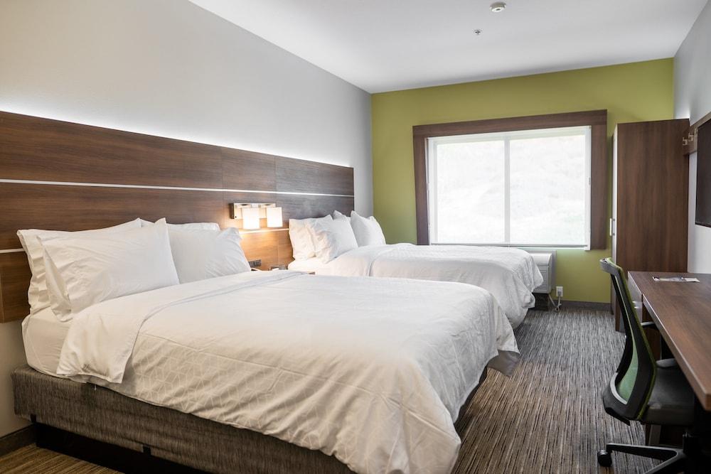 Holiday Inn Express & Suites Lake Forest by IHG photo 11