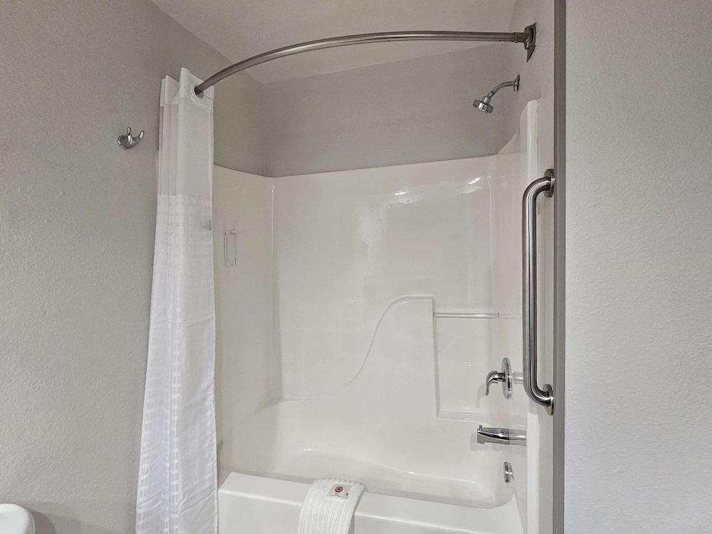 Comfort Inn & Suites Saint Louis Lafayette Square photo 7