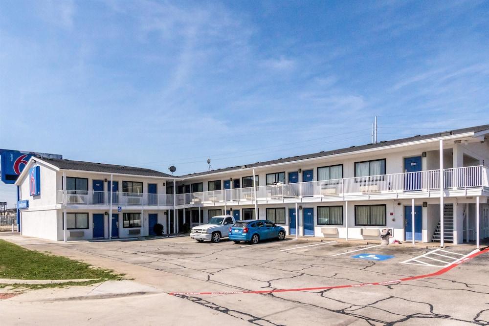 Motel 6 Fort Worth, TX - North photo 1