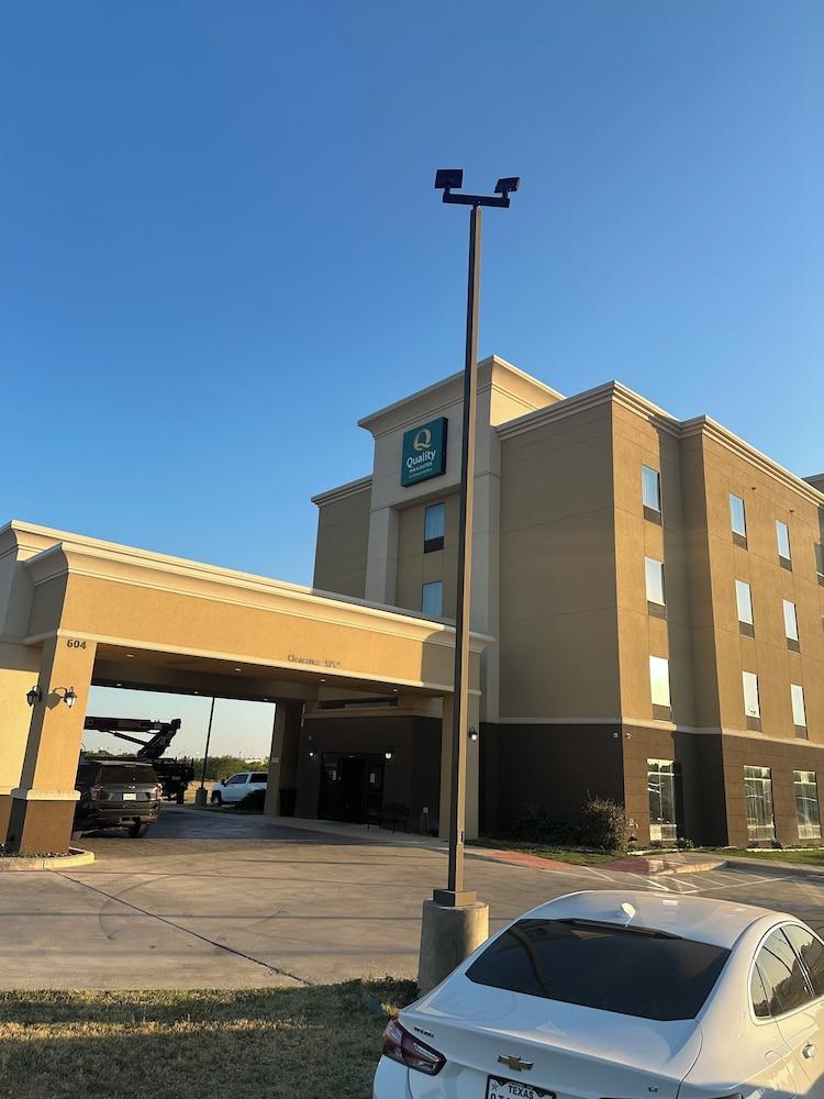 Quality Inn & Suites Pearsall photo 49