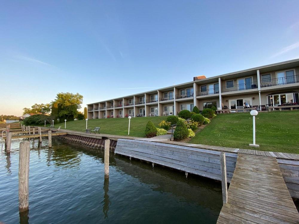 Fleetwood Inn & Suites — hotel in Cheboygan