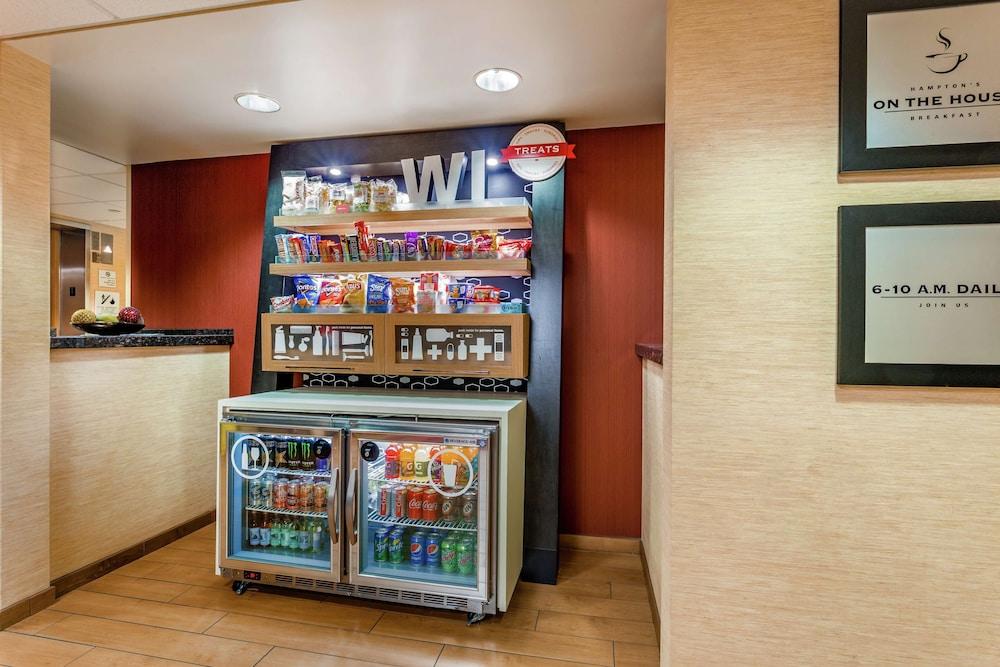 Hampton Inn Milwaukee-Airport photo 21
