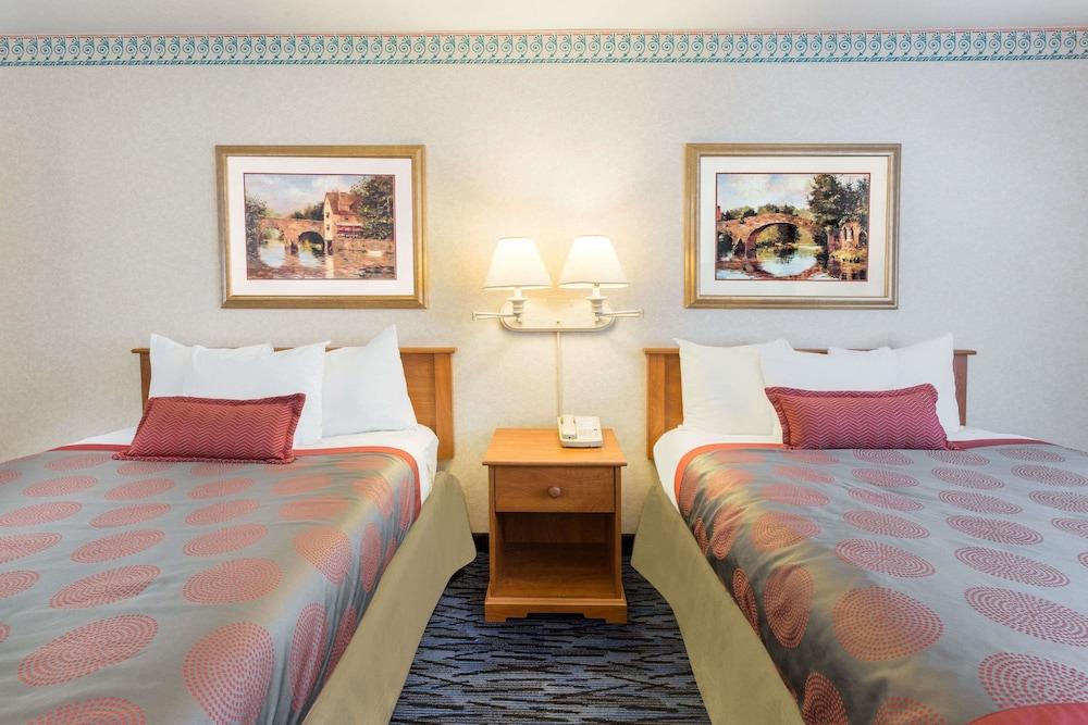 Ramada by Wyndham Kent Seattle Area photo 6