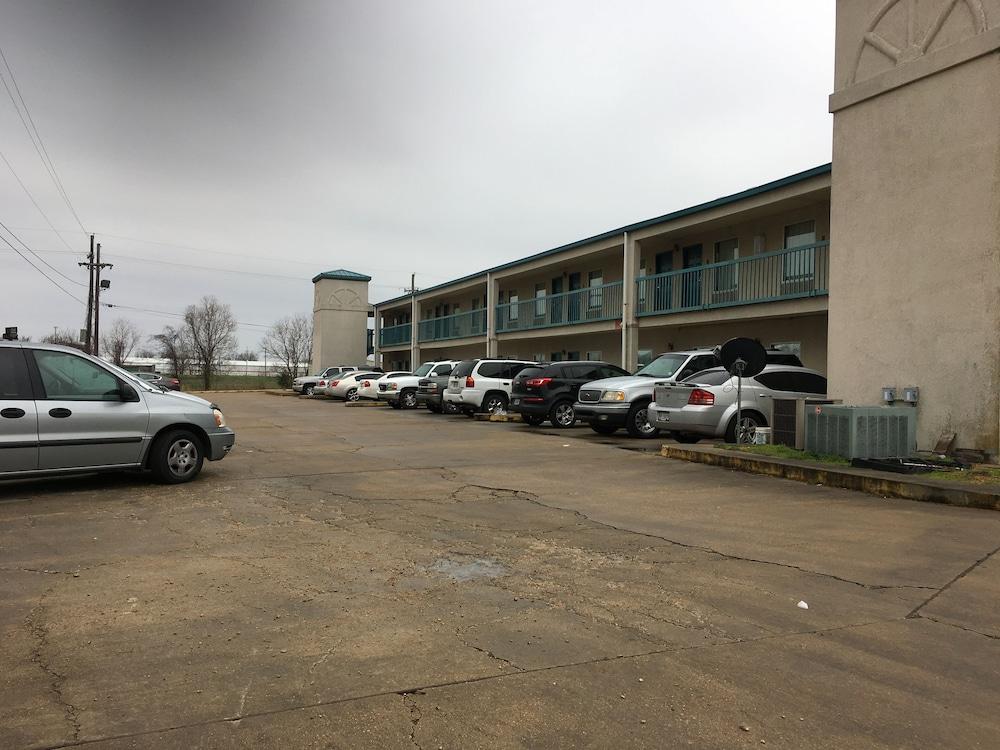 Deluxe Inn & Suites photo 12