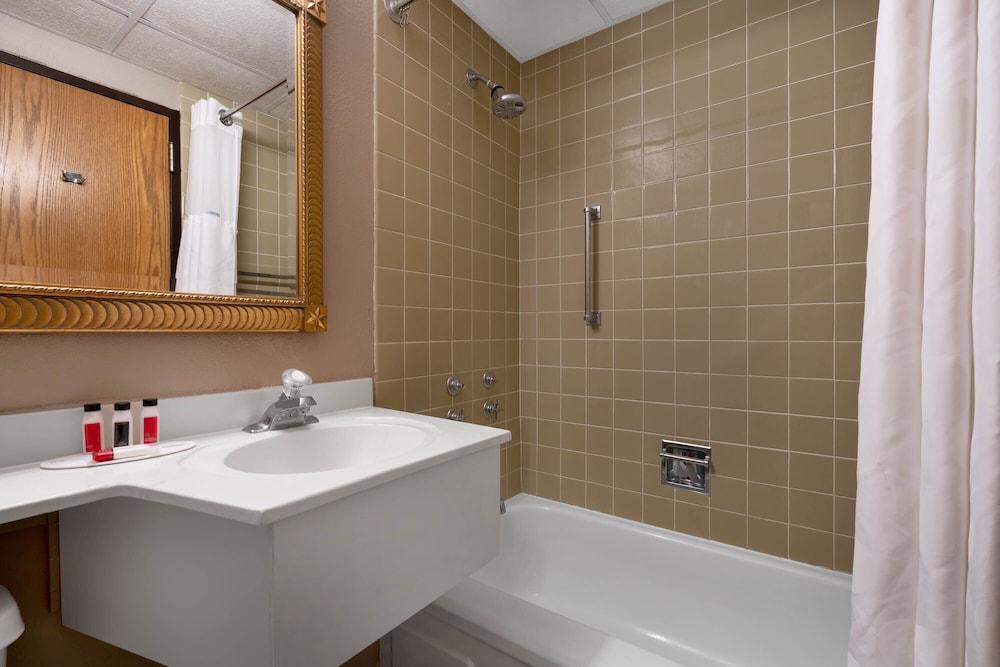Ramada by Wyndham Albert Lea photo 73