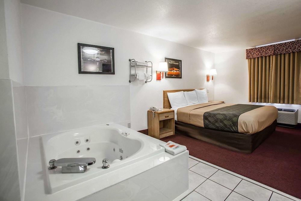 Econo Lodge Truman Inn photo 17