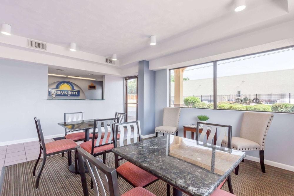 Days Inn by Wyndham Clinton photo 4