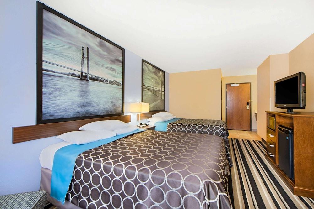 Super 8 by Wyndham Fairfield photo 2