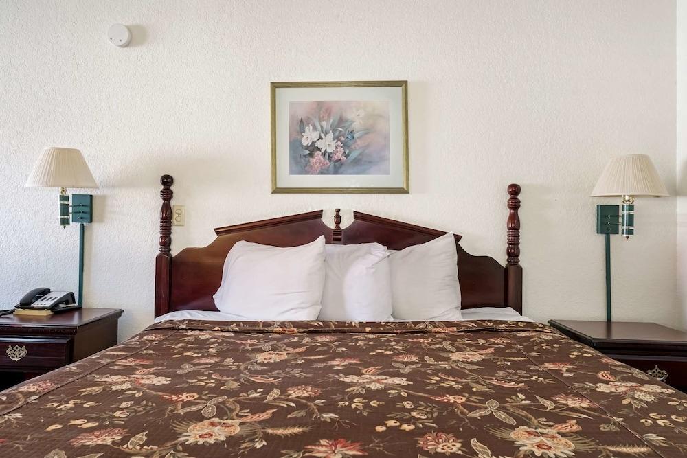 Americas Best Value Inn Paris photo 7
