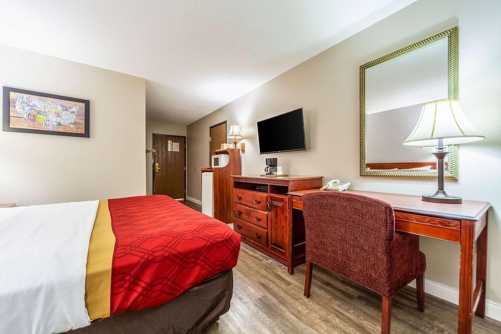 Econo Lodge Lincoln photo 12