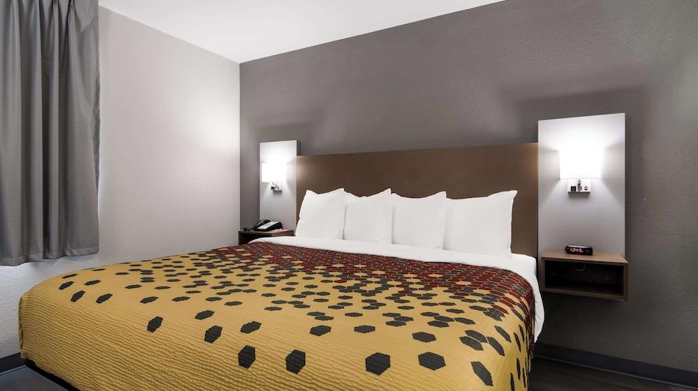 Econo Lodge Portage photo 9