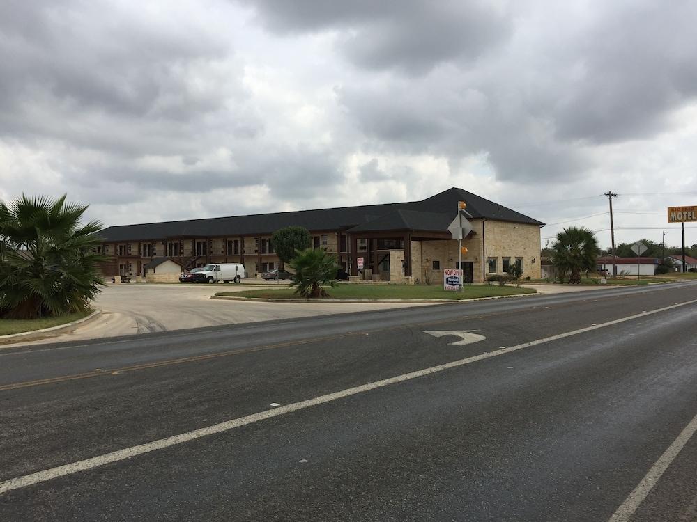Pearsall Inn & Suites photo 18