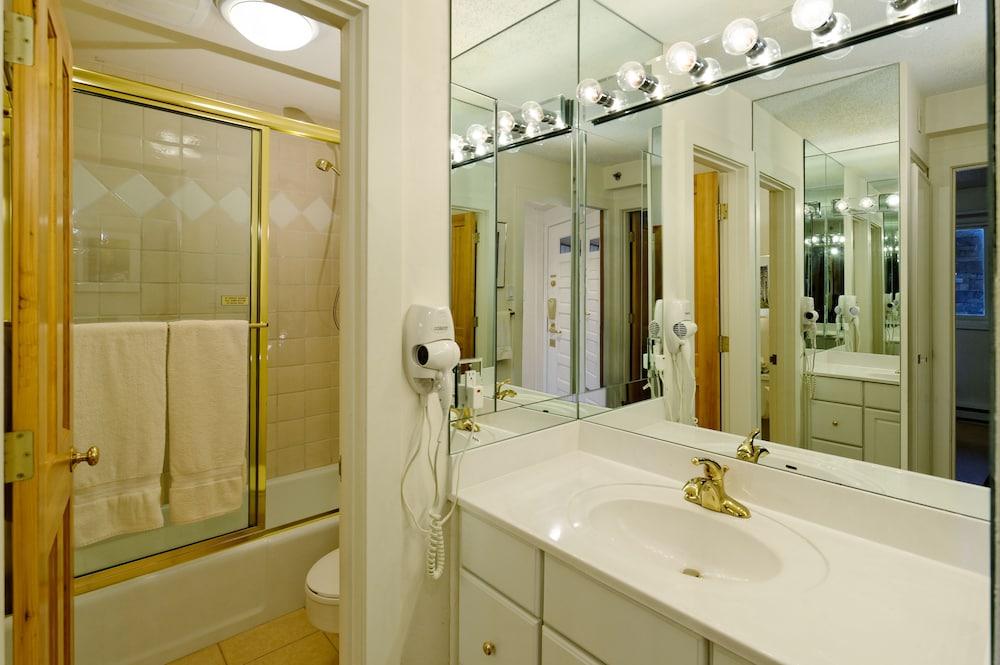 The Crestwood Condominiums photo 69