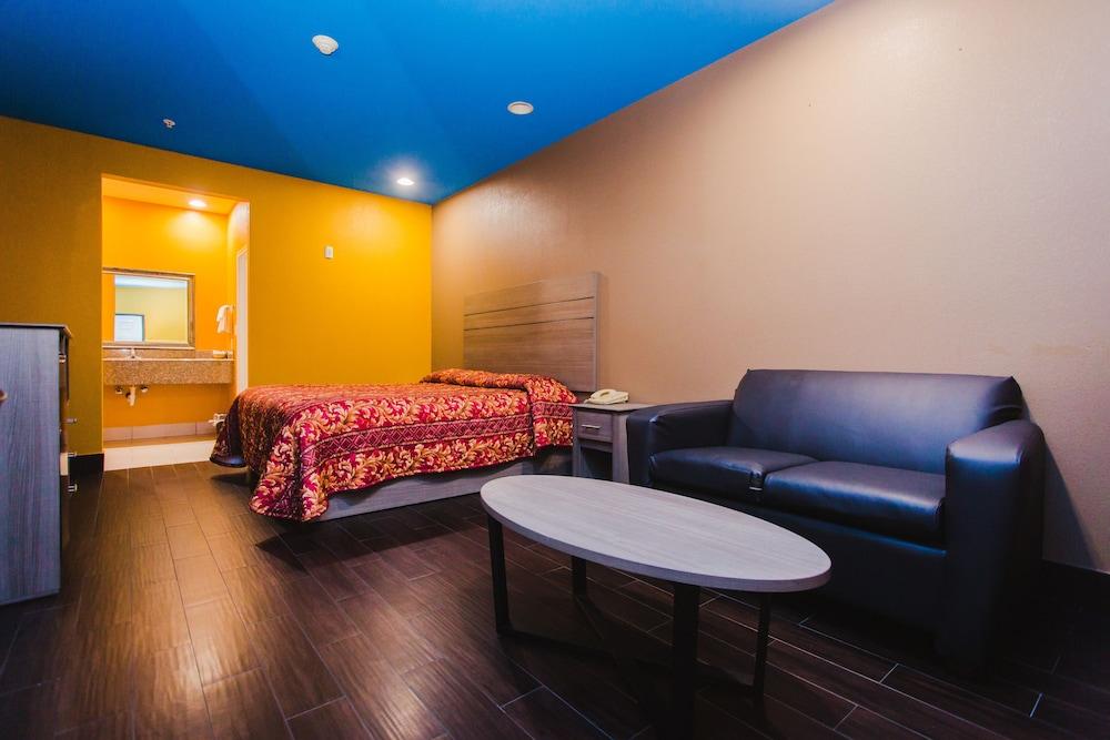 Moonlight Suites - Houston George Bush Intl Airport photo 21