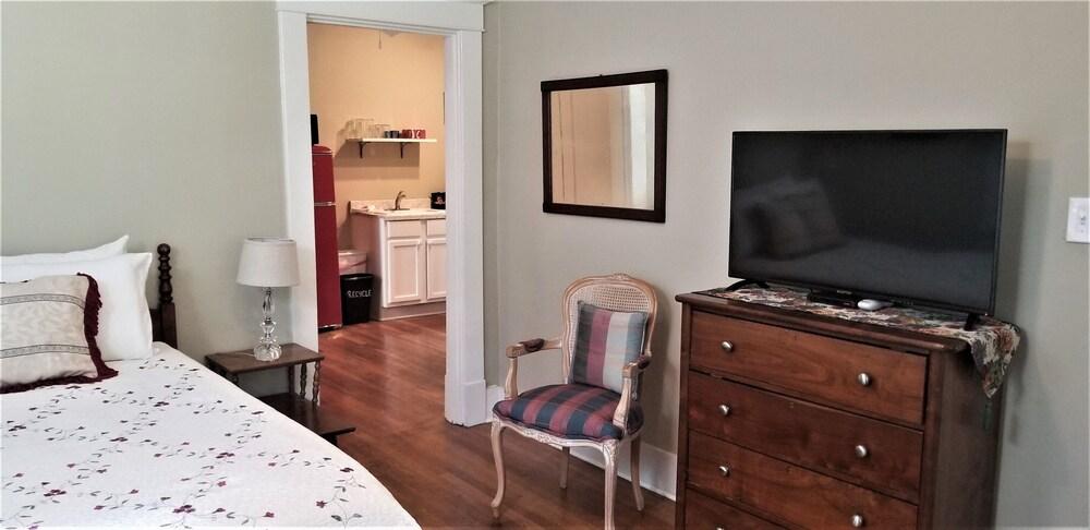 Belvedere Manor photo 39
