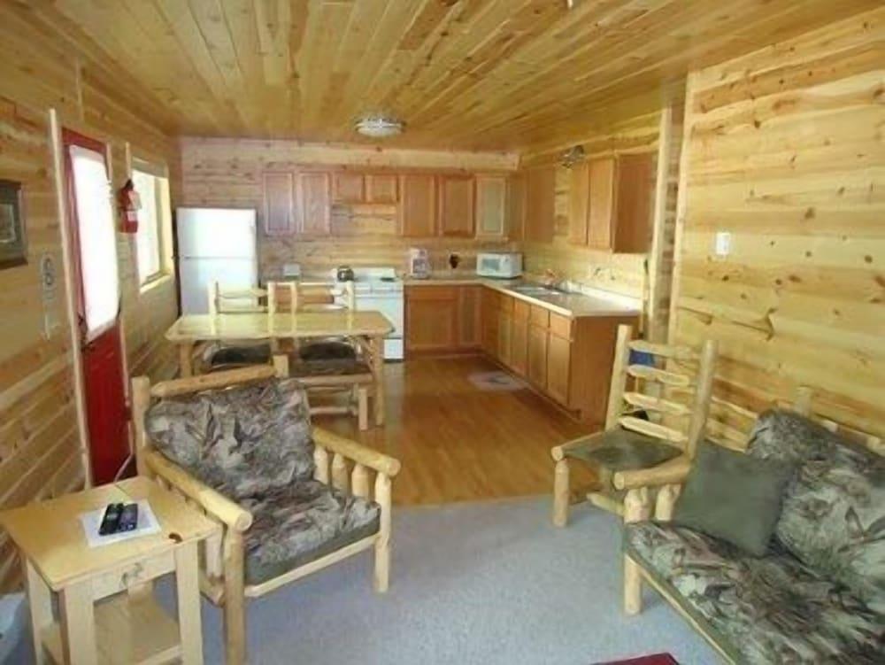 Red Door Resort & Motel photo 10