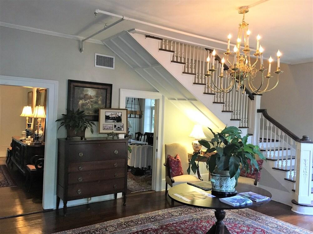 Carriage House Inn photo 48
