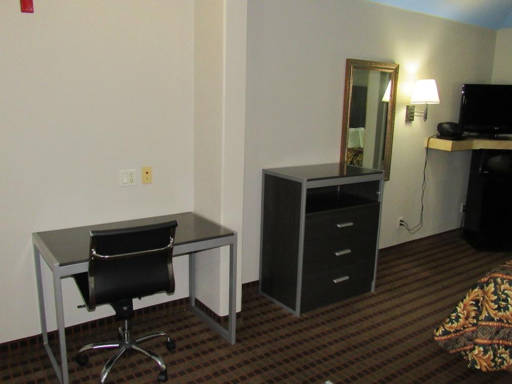 Camelot Inn & Suites Highway 290 NW Freeway photo 12