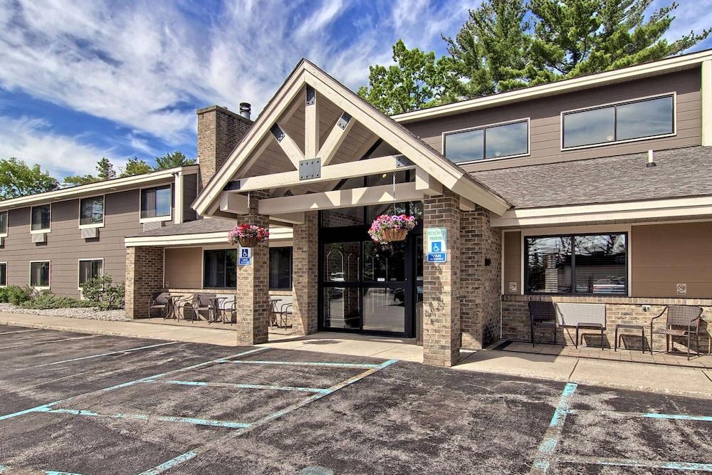 Blossom Hotel & Suites Traverse City photo 5