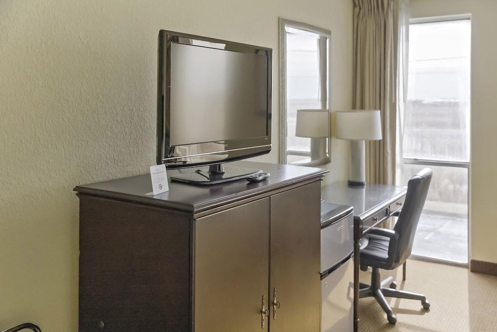 Economy Hotel Plus Wichita photo 13