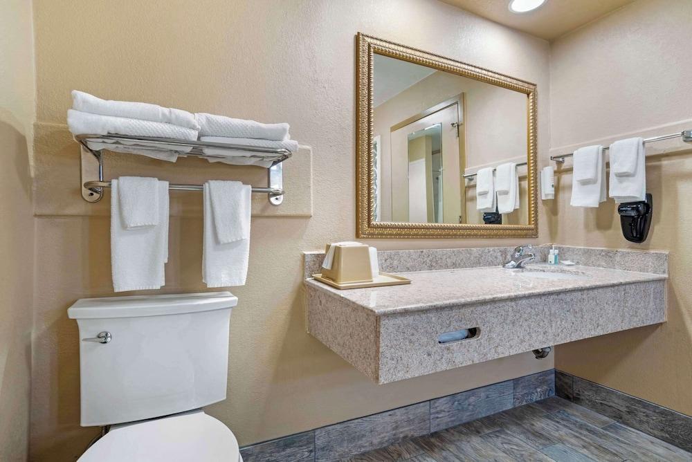 Quality Inn Brookhaven photo 54