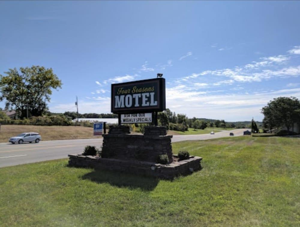 Four Season Motel photo 2