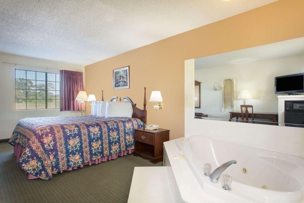 Days Inn by Wyndham Picayune photo 7