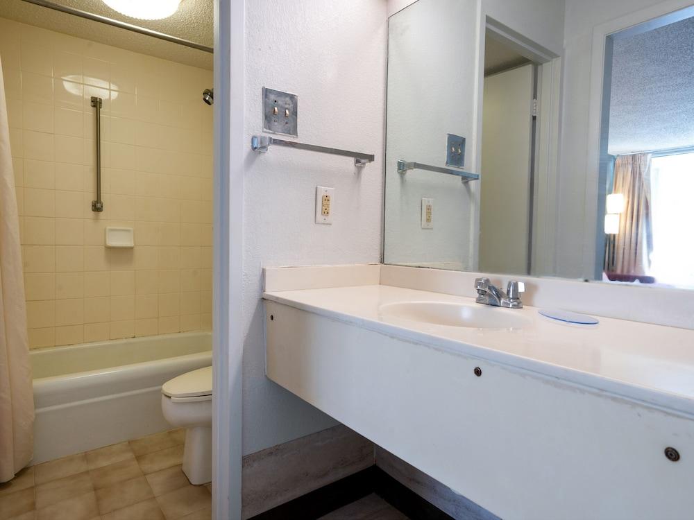 121 Motel Henderson photo 13