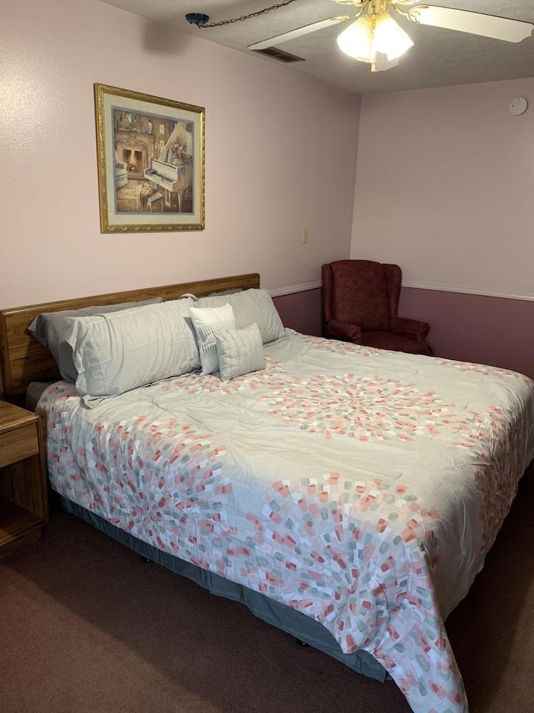 Blue Spruce Motel photo 54