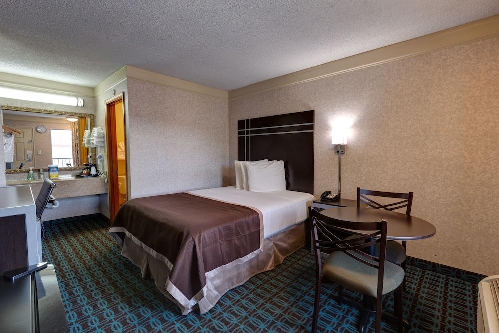 Deluxe Inn Fayetteville - I-95 Exit 49 photo 15