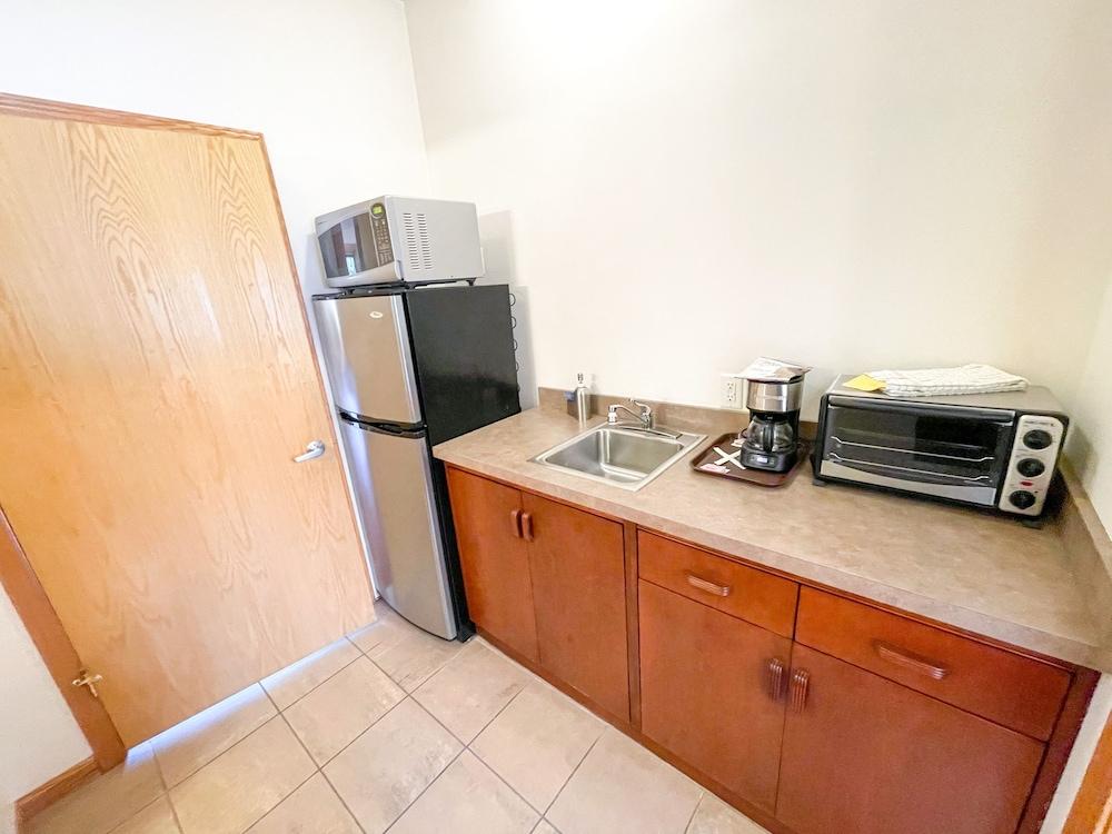 Lake Bluff Inn and Suites photo 20