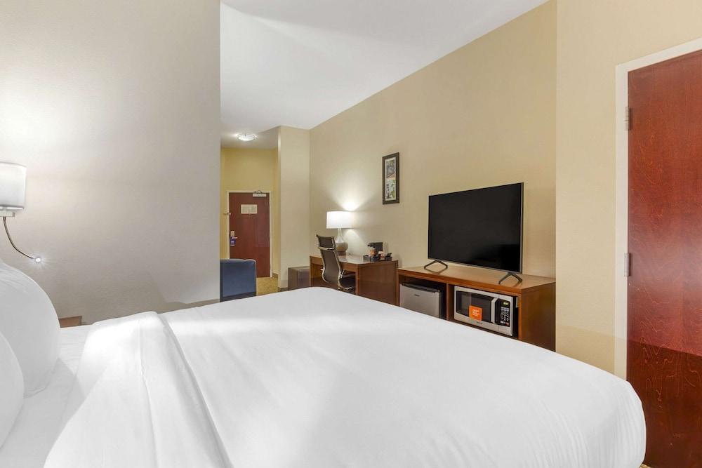Comfort Suites Wilson I-95 photo 16