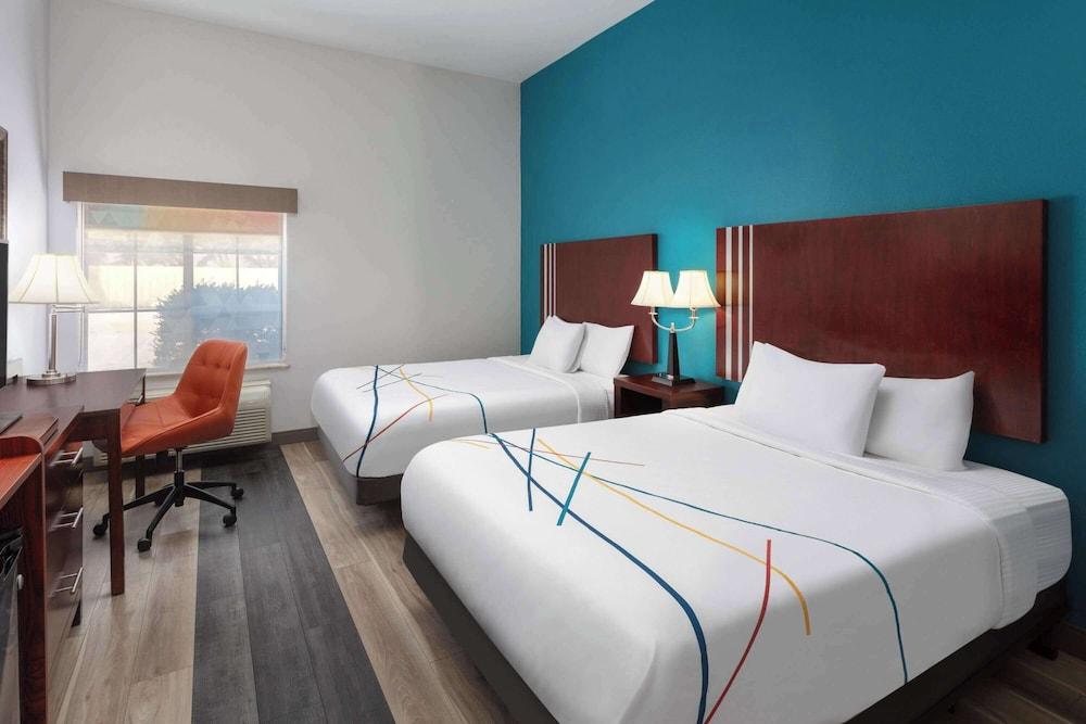 La Quinta Inn & Suites by Wyndham Woodward photo 5