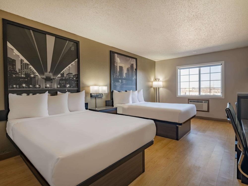 Super 8 by Wyndham Clinton photo 19