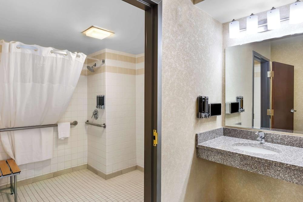 Sonesta Essential Houston Hobby Airport photo 18