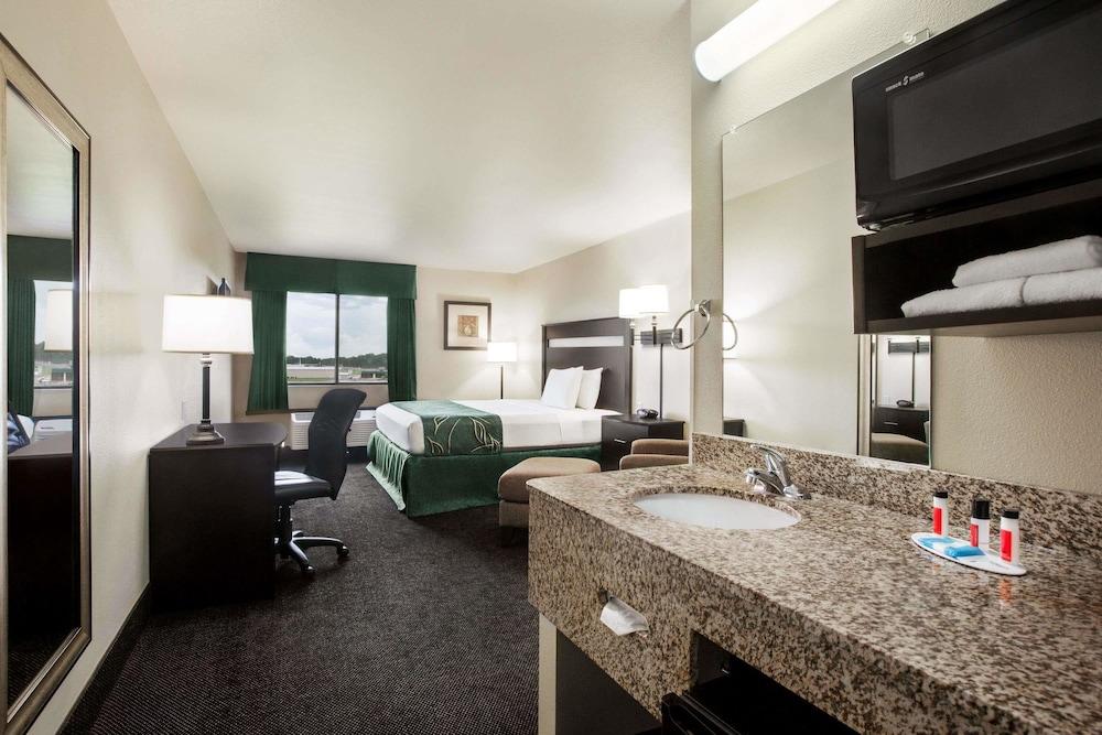 Travelodge by Wyndham Livonia photo 6